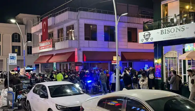 Kafe Önünde Dehşet: Havaya Ateş Açan Saldırgan, Engellemeye Çalışan Sahibine Bıçakla Saldırdı