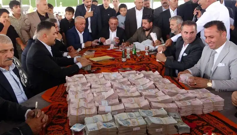Aşiret Düğününde Görkemli Takı Töreni: 1,5 Kilo Altın ve 7,5 Milyon TL