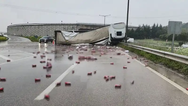 TIR Devrildi, İçkiler Yola Saçıldı: Kazanın Detayları ve Etkileri