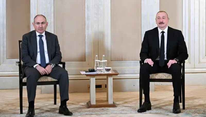 Aliyev ve Paşinyan, Abu Dabi'de Barış Anlaşması İçin Bir Araya Geldi