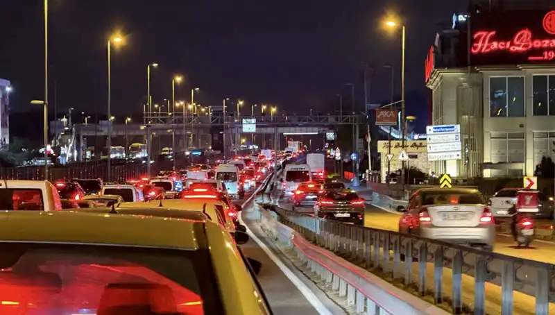 Yenibosna Metrobüs Yaya Üst Geçidinde Kapsamlı Yenileme Çalışmaları Başladı
