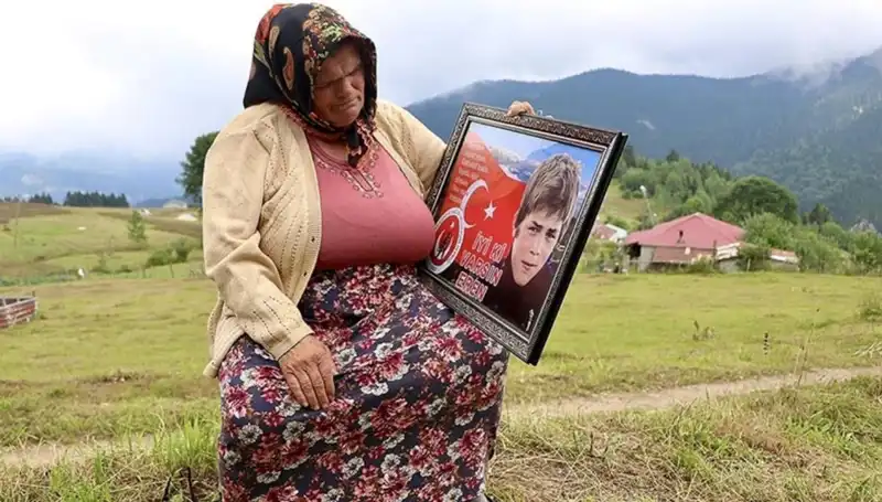 Eren Bülbül'ün Annesine Bayram Ziyaretinde DEM Parti'den Sıcak Mesajlar