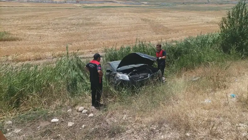 Otomobil Şarampole Uçtu: İki Kişinin Yaralandığı Kaza Detayları