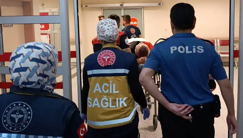 İki Yaralının Olduğu Kaza: Polis Ekipleri Olay Yerinde Müdahale Etti