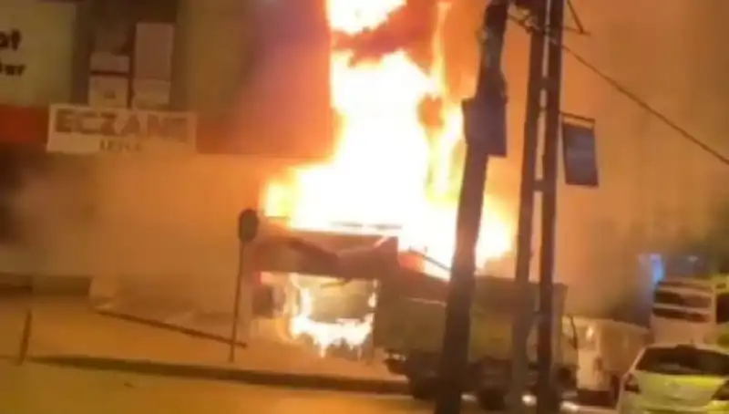 Başakşehir'de İş Merkezinde Korkutan Yangın: Detaylar ve Önlemler