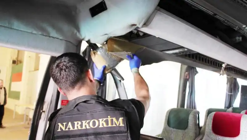 Sınırdan Geçen Otobüste Ele Geçirilen 77 Kilo Uyuşturucu Olayı Tüm Detaylarıyla!