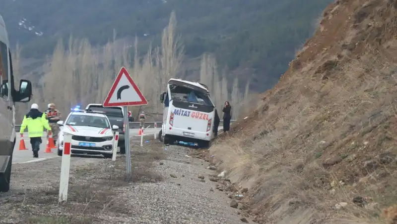 Oltu'da İşçi Servisi Aracı Kaza Yaptı: Yaralıların Durumu Ciddi mi?