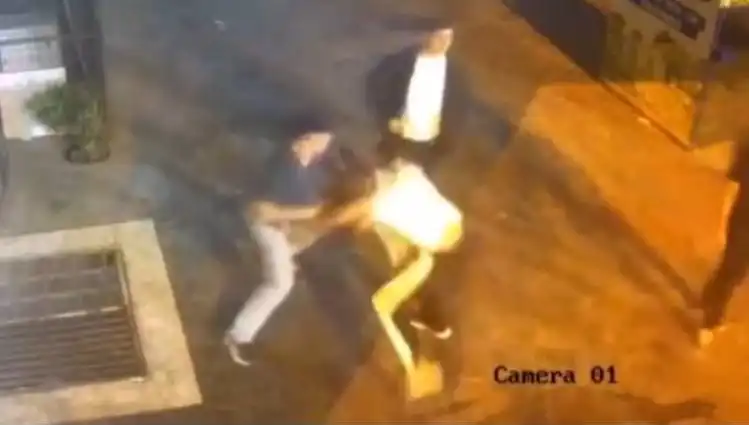 İstanbul Sokaklarında Tekmeli Yumruklu Kavga Görev Başında!