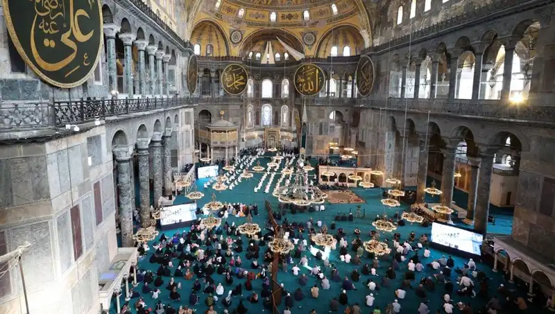 Ayasofya'nın Kapısını Kıran Sanığa Hapis Cezası: Adalet Yerini Buldu