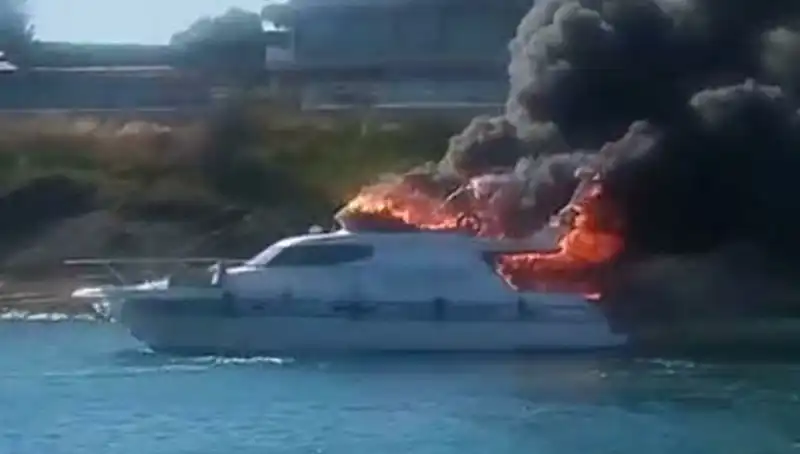 Çeşme Marinada Motoryat Korkutan Yangın: Alevler Yükseldi