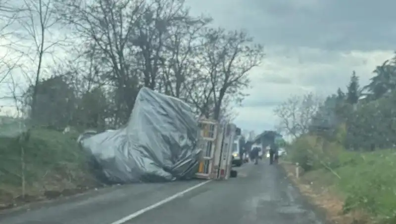 Tekirdağ'da Saman Yüklü TIR Devrildi: Kazanın Ardındaki Sırlar