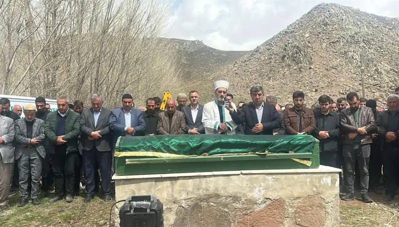 Baba ile Kızlarının Duygusal Veda Anı Hem Gözyaşarttı Hem Düşündürdü