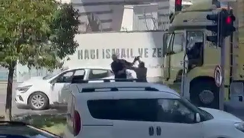 İstanbul Trafiğinde Yaşanan Çekiçli Dehşet: Savaş Alanına Döndü