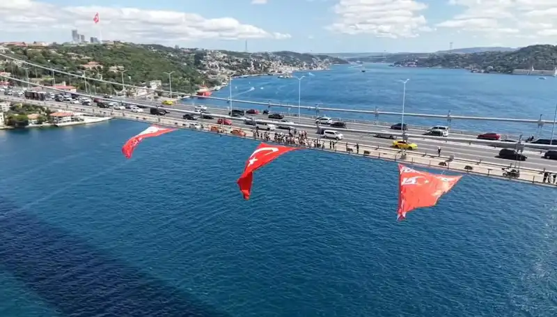 Türk Bayrağı ile Süslü Köprü: Milli Birlik ve Beraberlik Mesajı